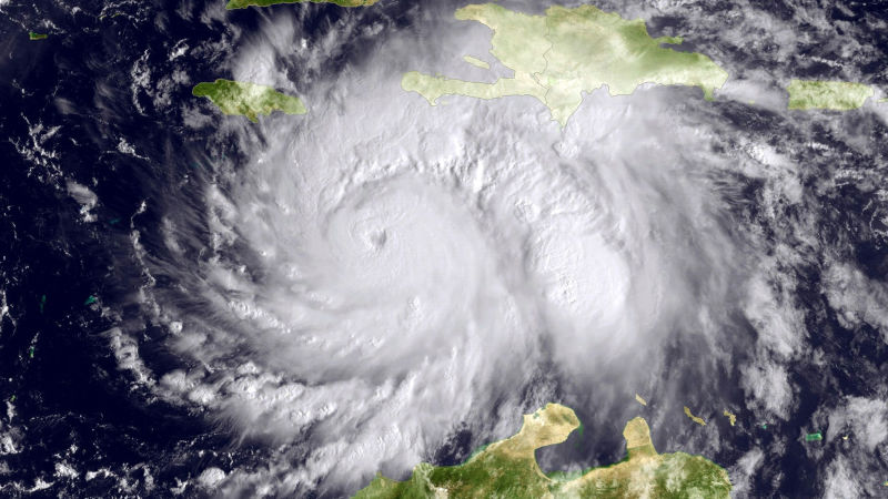 En esta foto del NOAA, capturada por el satélite GOES se puede ver al huracán Matthew en el Mar Caribe dirigiéndose a Jamaica, Cuba y Haití. La foto fue tomada el 3 de octubre y para entonces era un huracán de categoría 4. (Imagen: Getty).